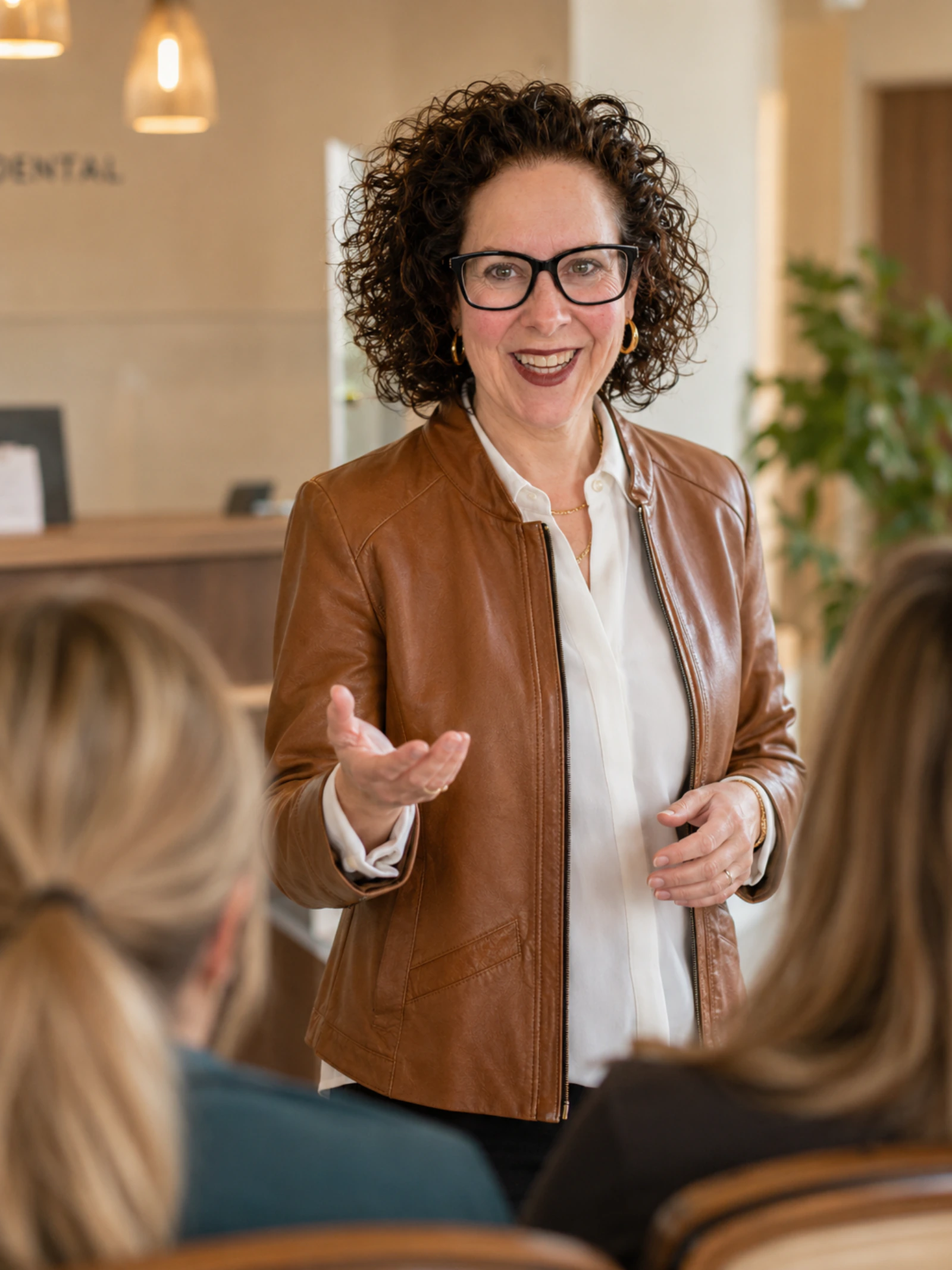 Denise Hoffmann im Coaching-Moment mit dem Praxisteam einer Zahnarztpraxis